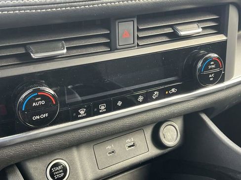 Used 2023 Nissan Rogue SV image 30