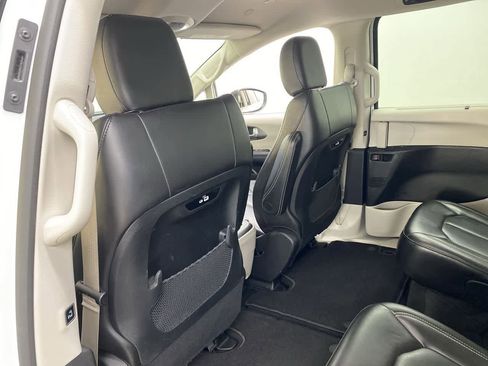 Used 2023 Chrysler Pacifica Touring-L image 14