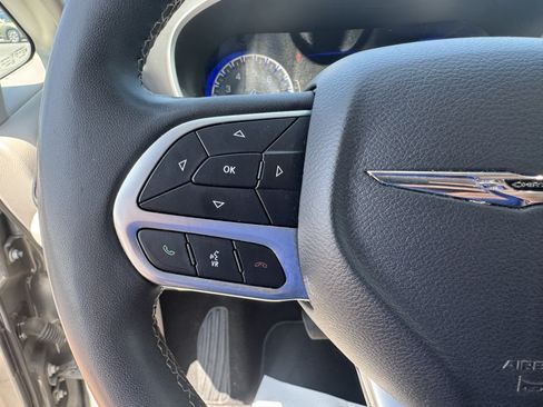Used 2023 Chrysler Pacifica Touring-L FWD image 19