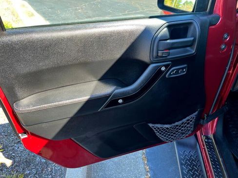 Used 2012 Jeep Wrangler Unlimited Sahara image 26