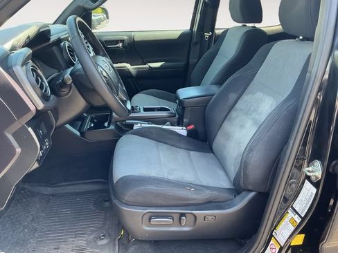 Used 2020 Toyota Tacoma TRD Sport w/ Blackout Package AWD/4WD image 9