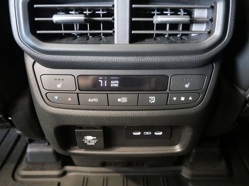 Used 2025 Honda Pilot Black Edition image 37