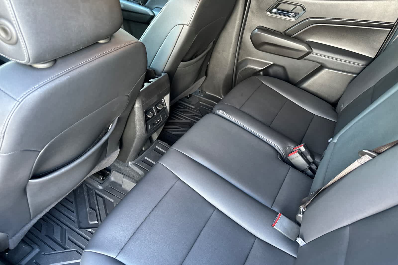 Used 2024 GMC Canyon Elevation w/ Elevation Premium Package AWD/4WD image 4