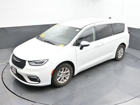 Used 2023 Chrysler Pacifica Touring-L FWD image 22