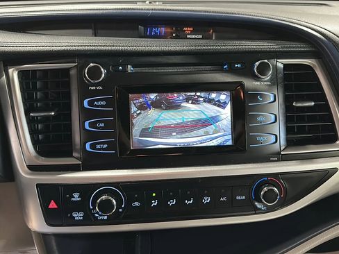 Used 2019 Toyota Highlander LE AWD/4WD image 24