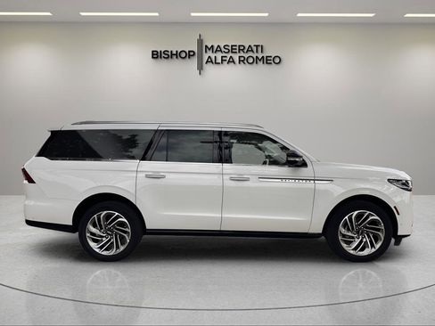 Used 2025 Lincoln Navigator L Reserve AWD/4WD image 7