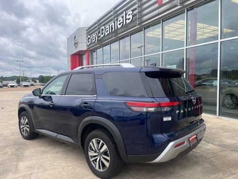 Used 2025 Nissan Pathfinder SL FWD image 3
