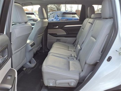 Used 2019 Toyota Highlander XLE image 16