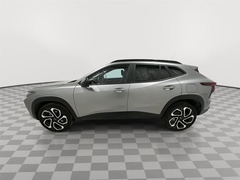 Used 2024 Chevrolet Trax RS w/ Driver Confidence Package image 2