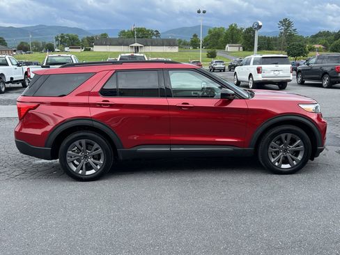 Used 2022 Ford Explorer XLT w/ Equipment Group 202A image 5