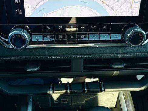 Used 2025 Chevrolet Colorado LT image 16