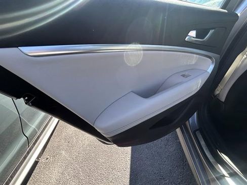 Used 2025 Genesis G70 2.5T image 24