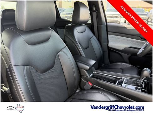 Used 2025 Jeep Compass Latitude w/ Sun & Sound Group AWD/4WD image 25