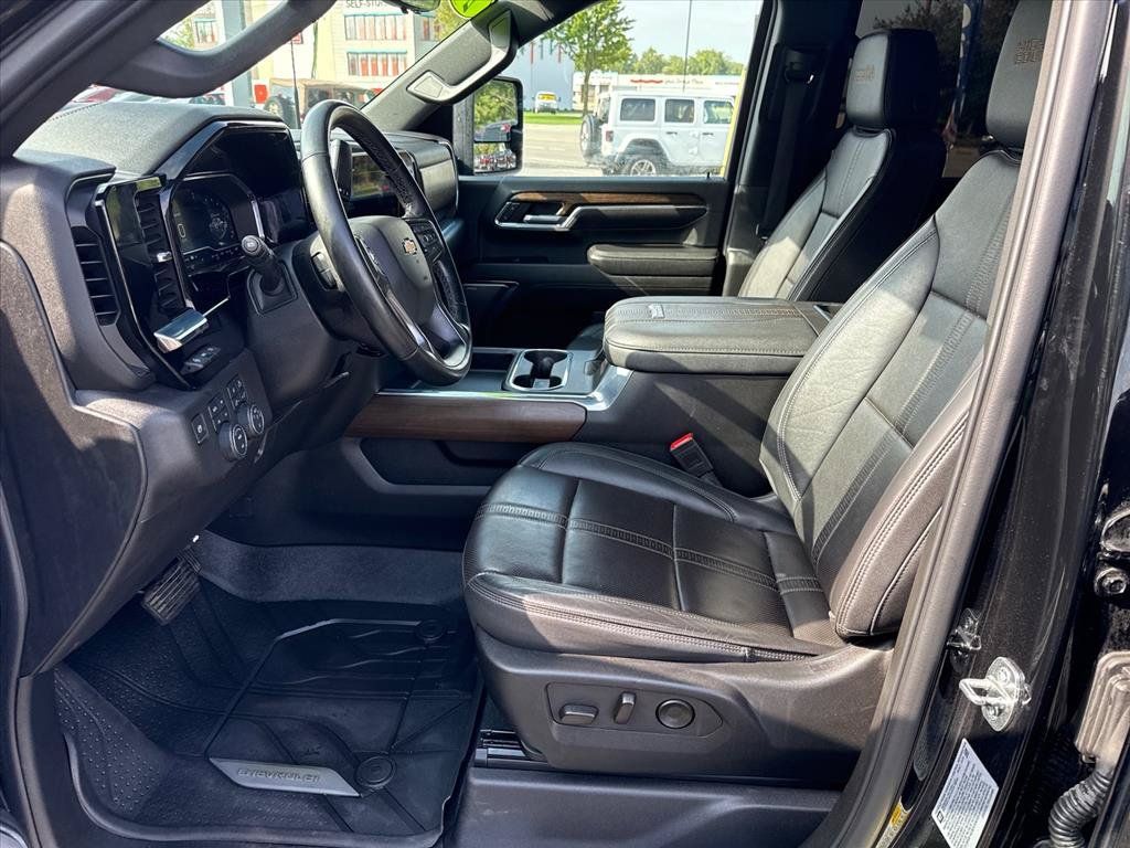 Used 2024 Chevrolet Silverado 2500 High Country w/ High Country Premium Package AWD/4WD image 9