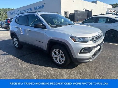 Used 2024 Jeep Compass Latitude AWD/4WD image 1