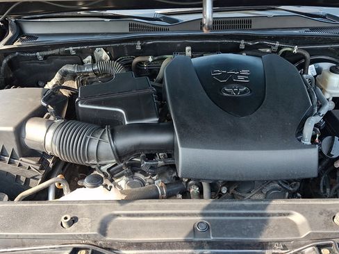 Used 2018 Toyota Tacoma SR5 AWD/4WD image 28