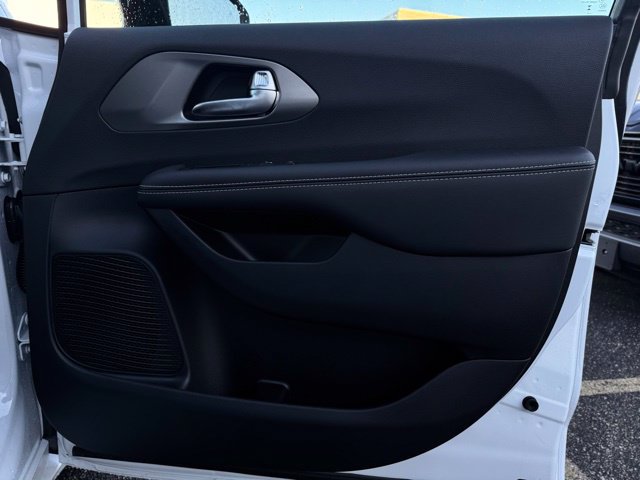 New 2026 Chrysler Pacifica Select AWD/4WD image 15