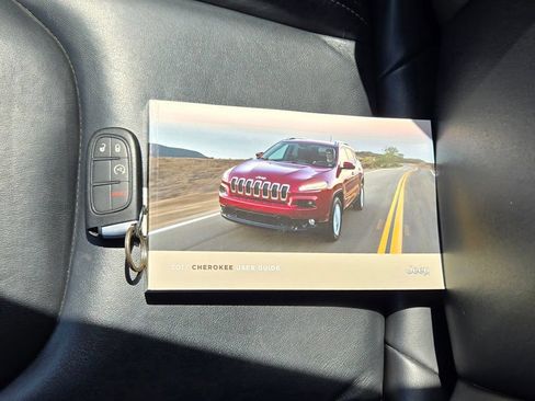 Used 2017 Jeep Cherokee Limited AWD/4WD image 10