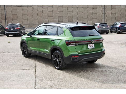 Used 2025 Volkswagen Taos SE FWD image 5