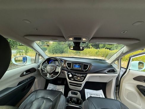 Used 2019 Chrysler Pacifica Touring-L FWD image 9