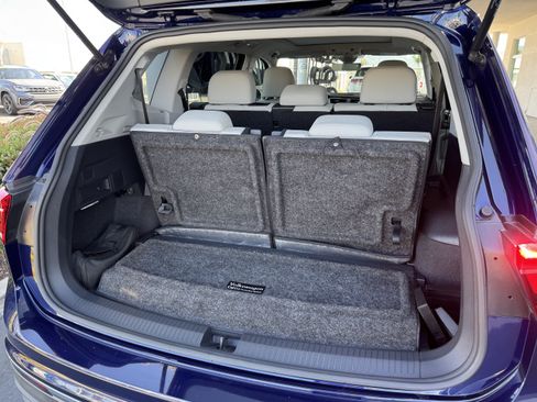 Used 2023 Volkswagen Tiguan SE w/ Panoramic Sunroof Package FWD image 37