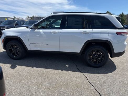 New 2026 Jeep Grand Cherokee Altitude AWD/4WD image 2