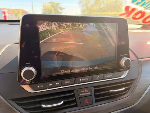 Used 2025 Nissan Altima 2.5 SV image 18