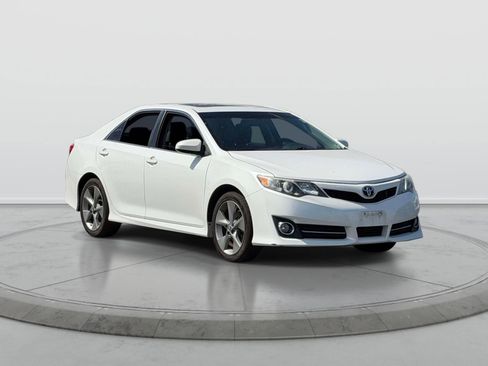 Used 2012 Toyota Camry SE image 1