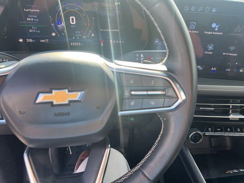 Used 2025 Chevrolet Traverse LT AWD/4WD image 14