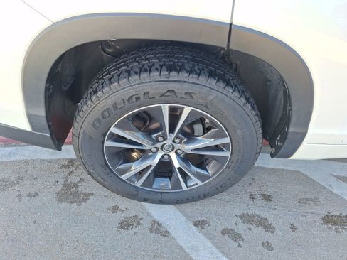 Used 2018 Toyota Highlander LE image 11