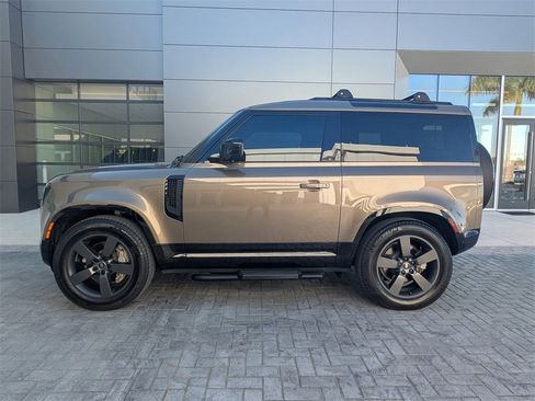 Used 2024 Land Rover Defender 90 X-Dynamic SE image 7