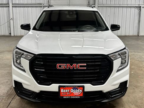 Used 2024 GMC Terrain SLE w/ Driver Convenience Package FWD image 2