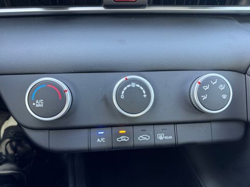 Used 2025 Hyundai Elantra SE image 18