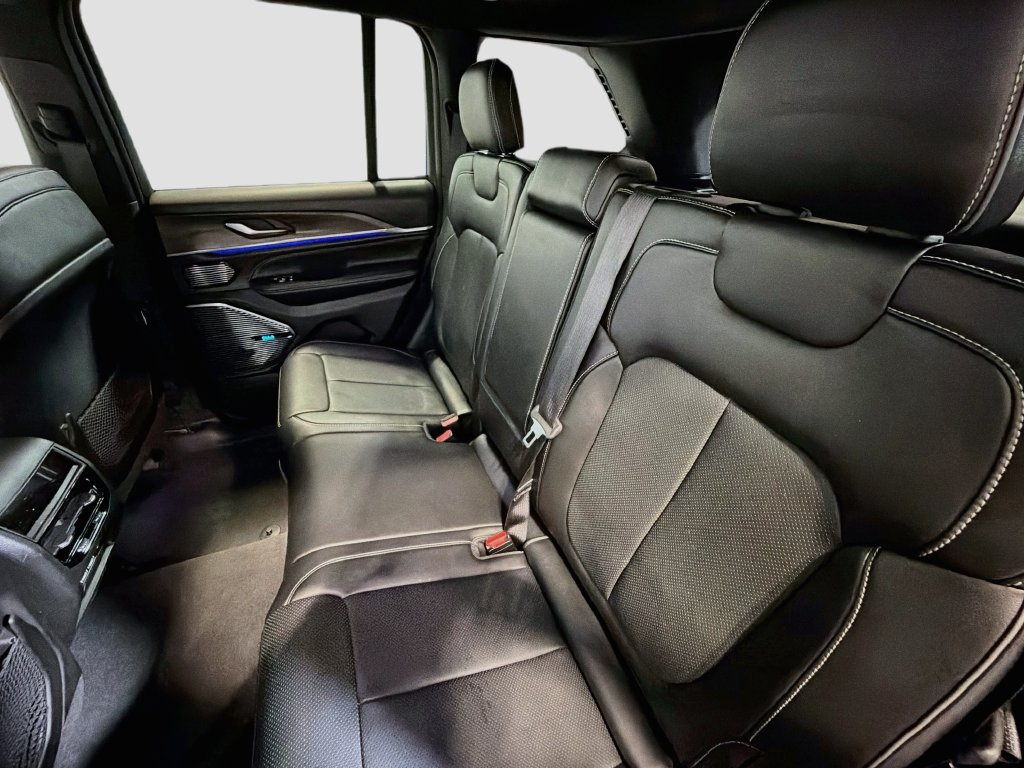 Used 2023 Jeep Grand Cherokee Overland AWD/4WD image 25