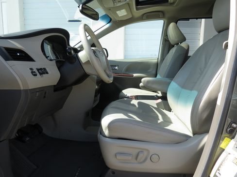 Used 2011 Toyota Sienna XLE w/ XLE Navigation Pkg FWD image 28