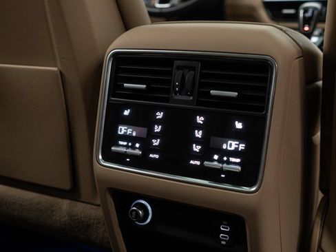Used 2023 Porsche Cayenne Platinum Edition AWD/4WD image 14