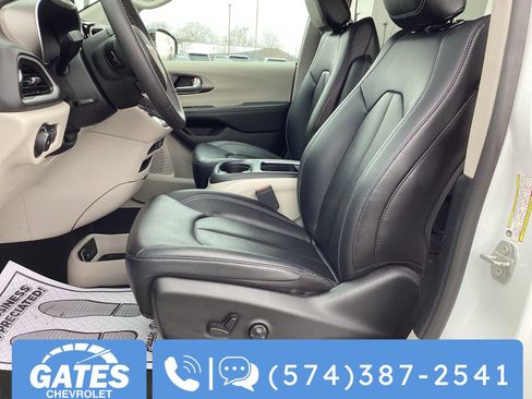 Used 2024 Chrysler Pacifica Touring-L image 17