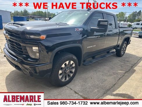 Used 2024 Chevrolet Silverado 2500 Custom w/ Custom Value Package image 1