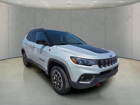 Used 2024 Jeep Compass Trailhawk AWD/4WD image 7