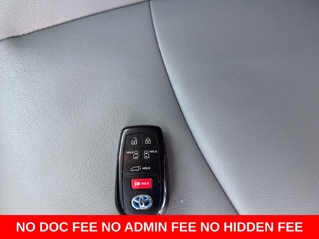 Used 2025 Toyota Sienna XLE FWD image 30