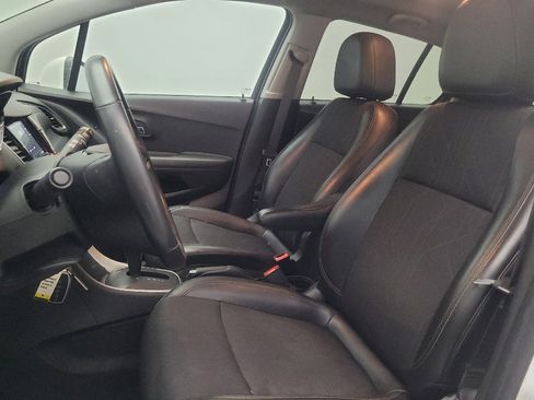 Used 2020 Chevrolet Trax LT w/ LT Convenience Package FWD image 17