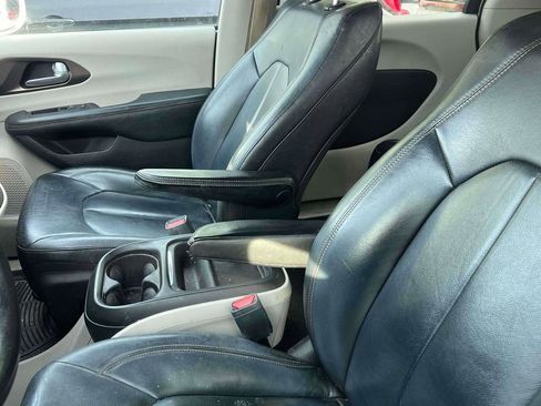 Used 2017 Chrysler Pacifica Touring-L FWD image 5