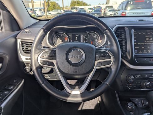 Used 2018 Jeep Cherokee Latitude Plus w/ Comfort/Convenience Group image 24