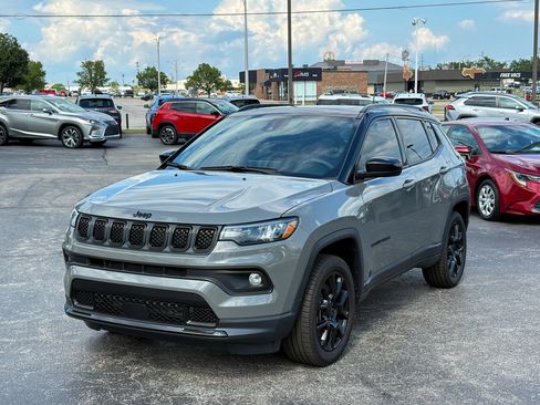 Used 2023 Jeep Compass Latitude w/ Sun and Sound Group AWD/4WD image 5