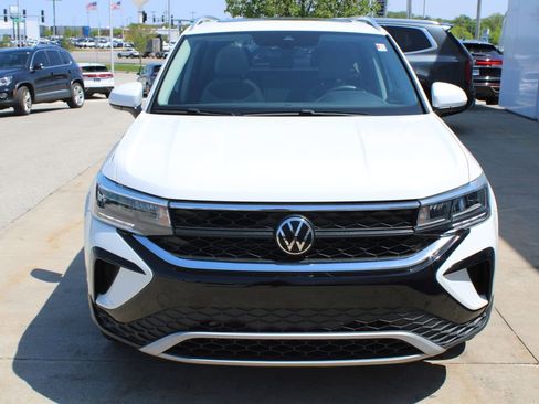 Certified 2023 Volkswagen Taos SE w/ Panoramic Sunroof Package AWD/4WD image 2