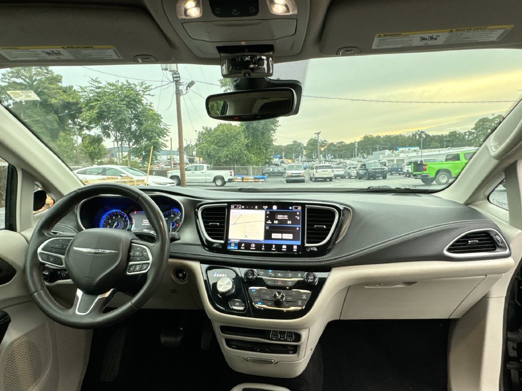 Used 2023 Chrysler Pacifica Touring-L w/ Uconnect Theater Family Group AWD/4WD image 31