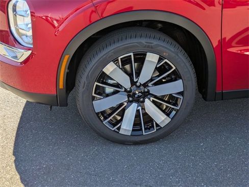 New 2025 Mitsubishi Outlander SE image 10