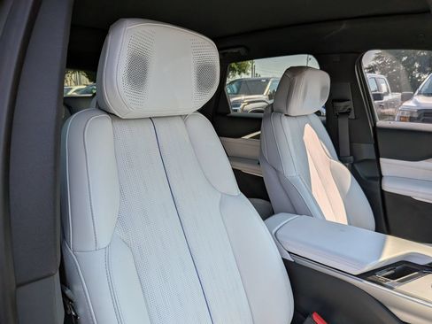 Used 2024 Cadillac Lyriq Sport RWD image 38