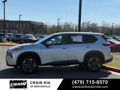 Used 2024 Nissan Rogue SV image 4