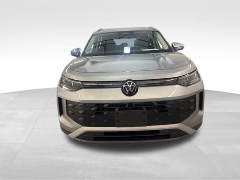Certified 2025 Volkswagen Tiguan SE image 3